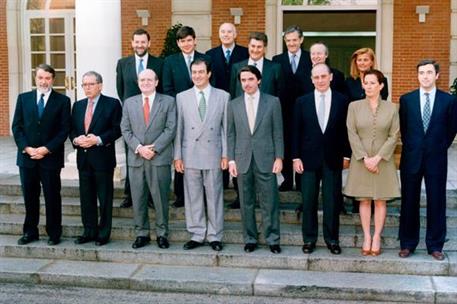 30/04/1999. 24 Sixth Legislature (4). Cabinet from April 1999 to February 2000. Group photo.